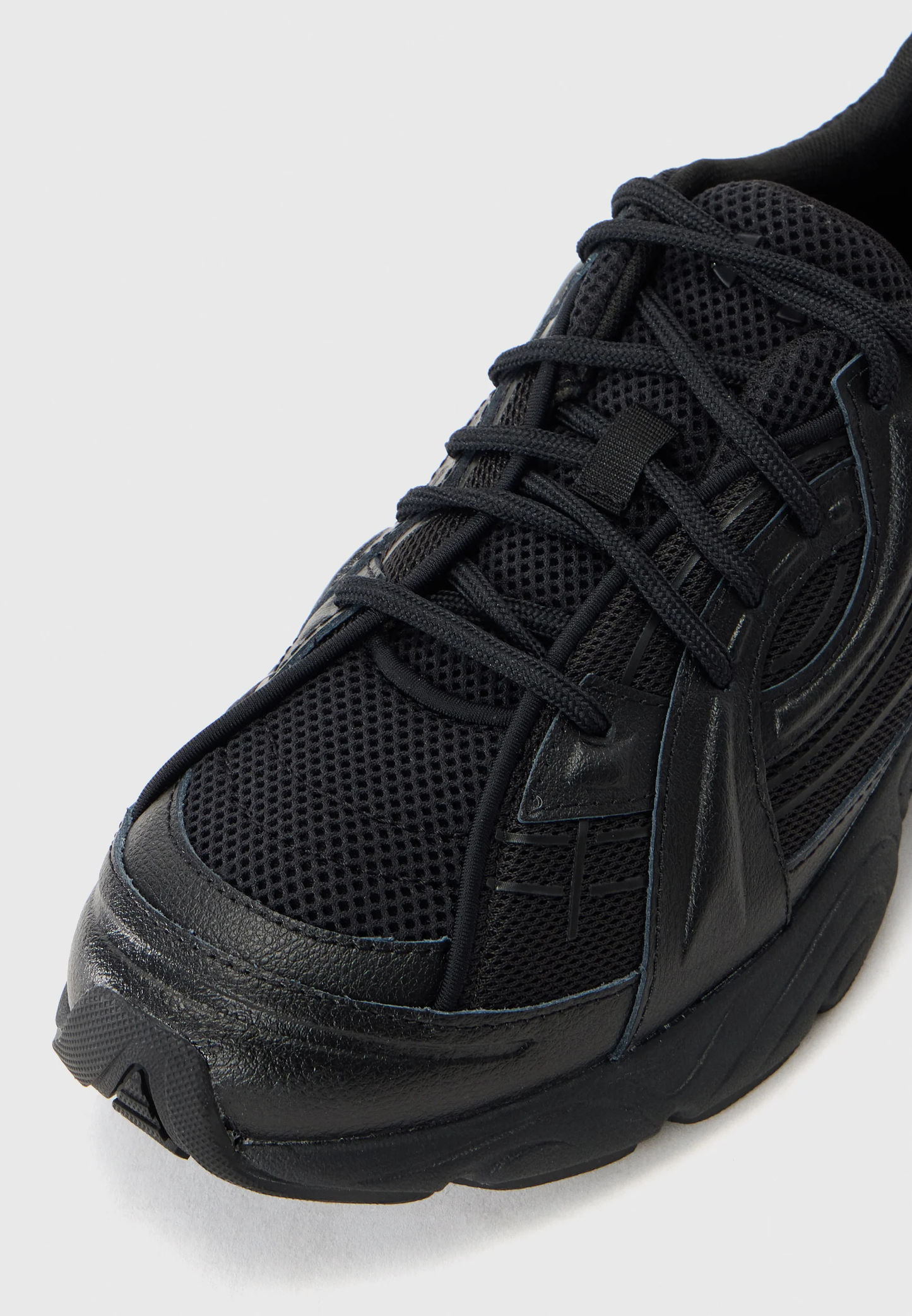 UNDER SOLA SNEAKERS